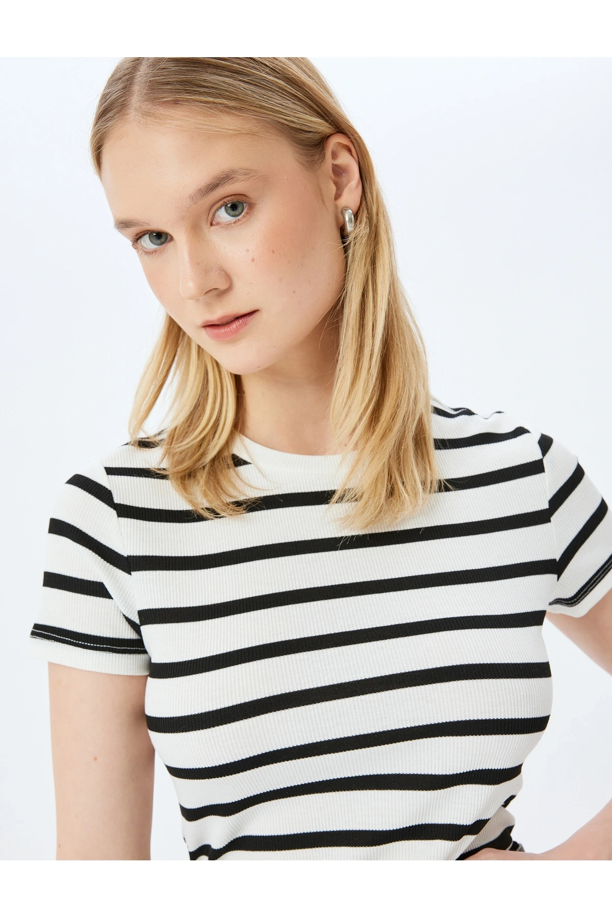 Basic Çizgili Bisiklet Yaka Kısa Kollu Kaşkorse Slim Fit Kadın Tişört