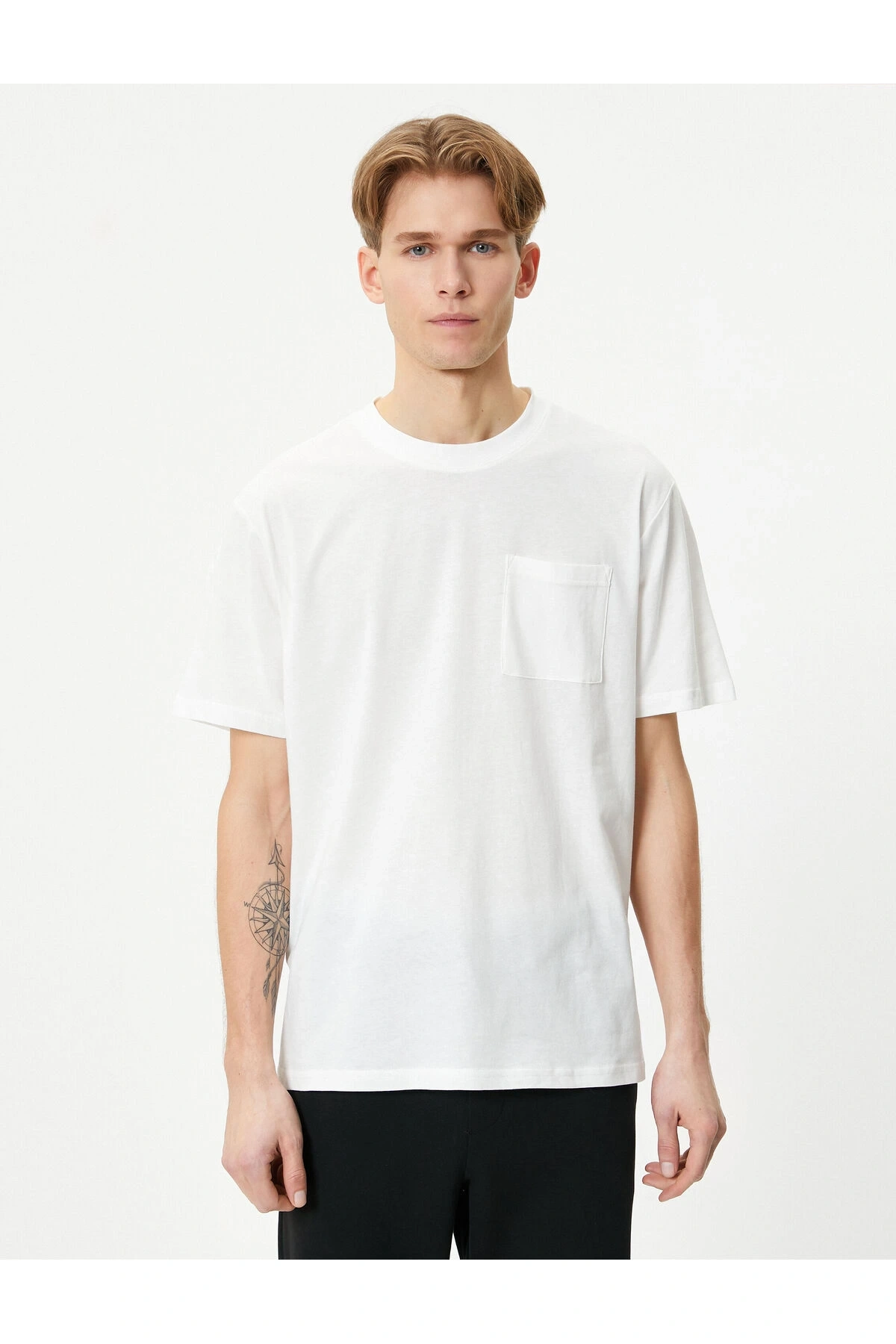 Basic Tişört Hafif Dik Yaka Tek Cep Detaylı Bisiklet Yaka Kısa Kollu
