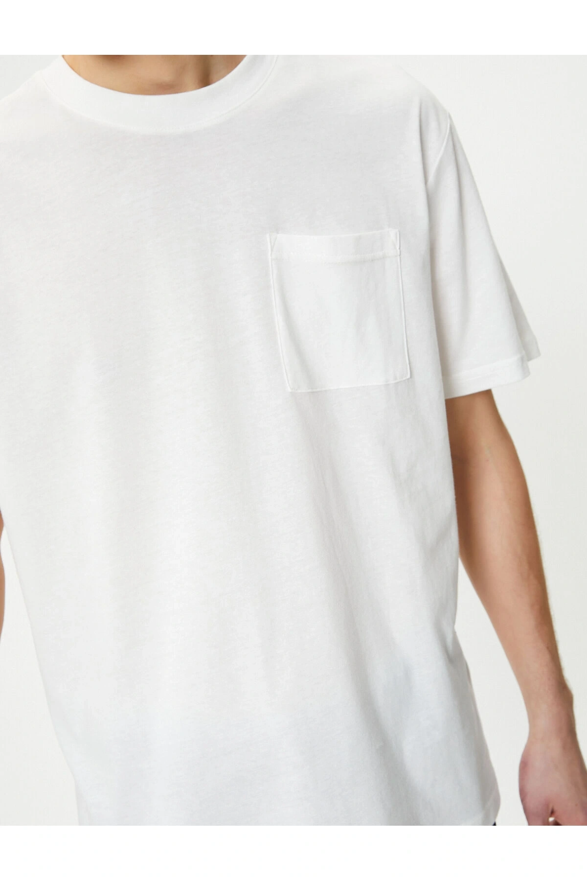 Basic Tişört Hafif Dik Yaka Tek Cep Detaylı Bisiklet Yaka Kısa Kollu