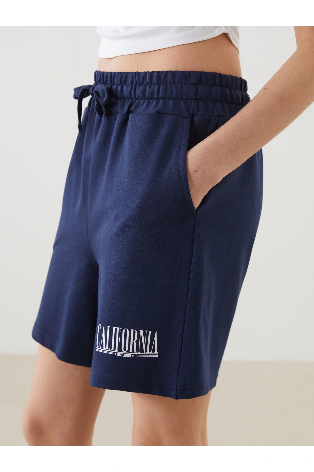 Beli Lastikli California Baskılı Kadın Şort