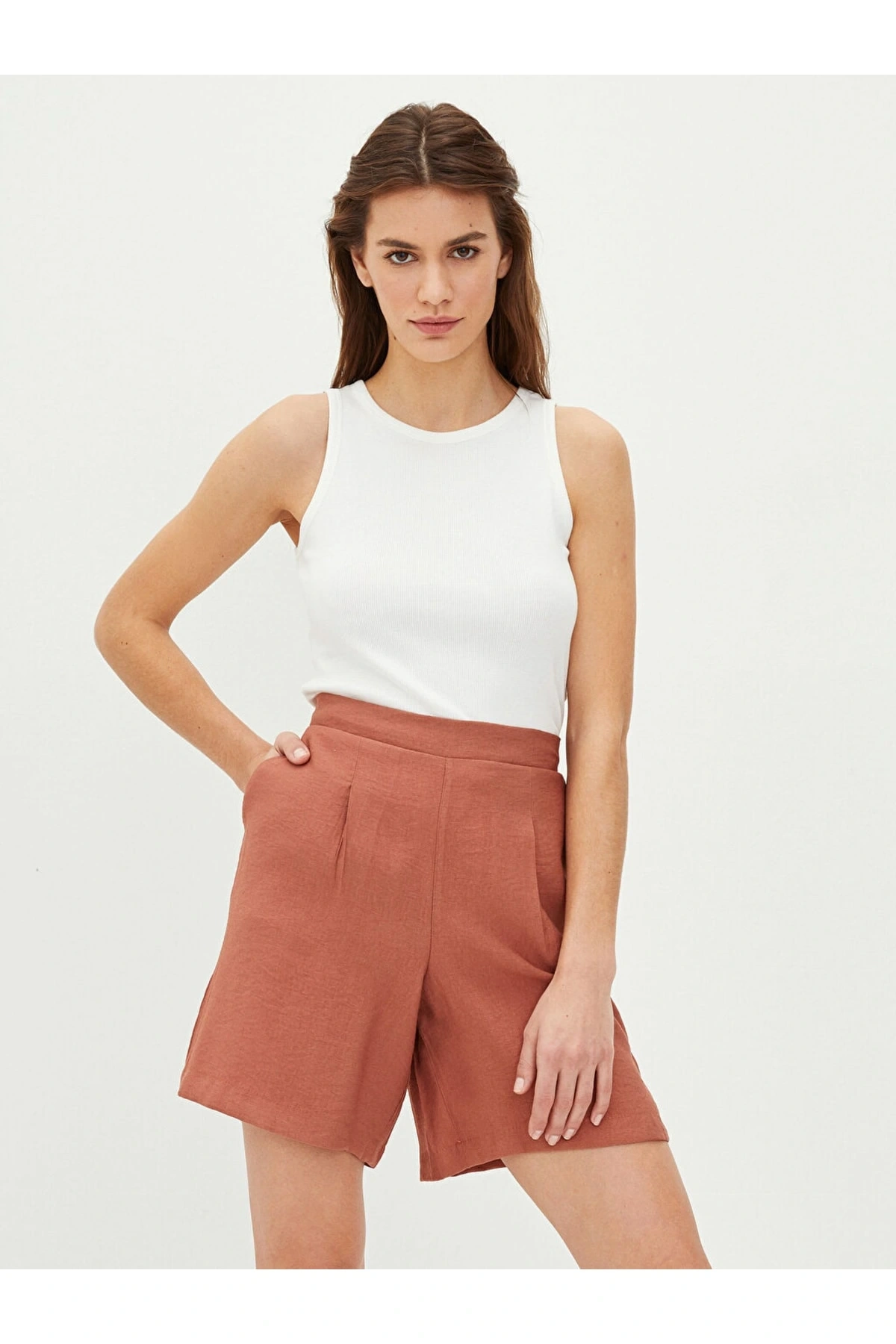 Beli Lastikli Düz Cep Detaylı Kadın Şort
