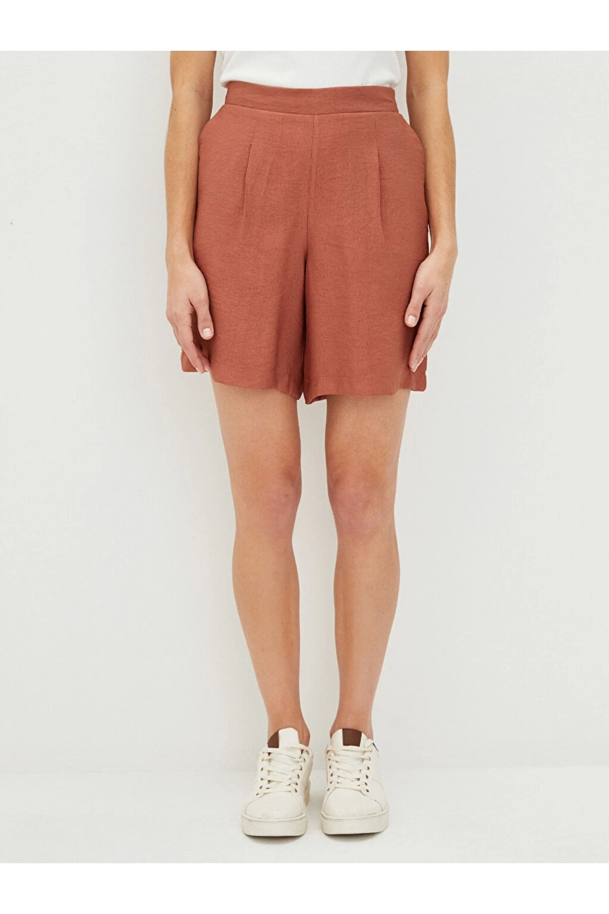 Beli Lastikli Düz Cep Detaylı Kadın Şort