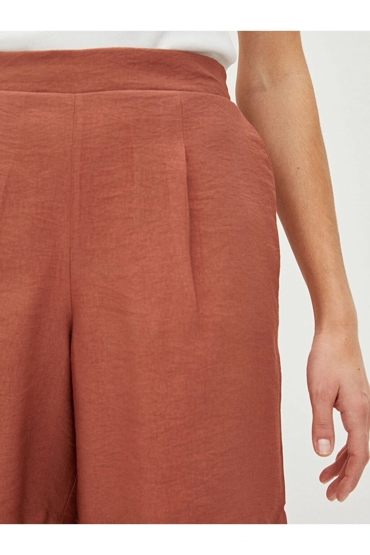 Beli Lastikli Düz Cep Detaylı Kadın Şort