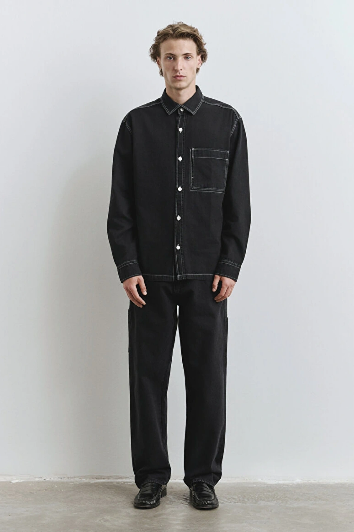 Dikiş Detaylı Siyah Gömlek