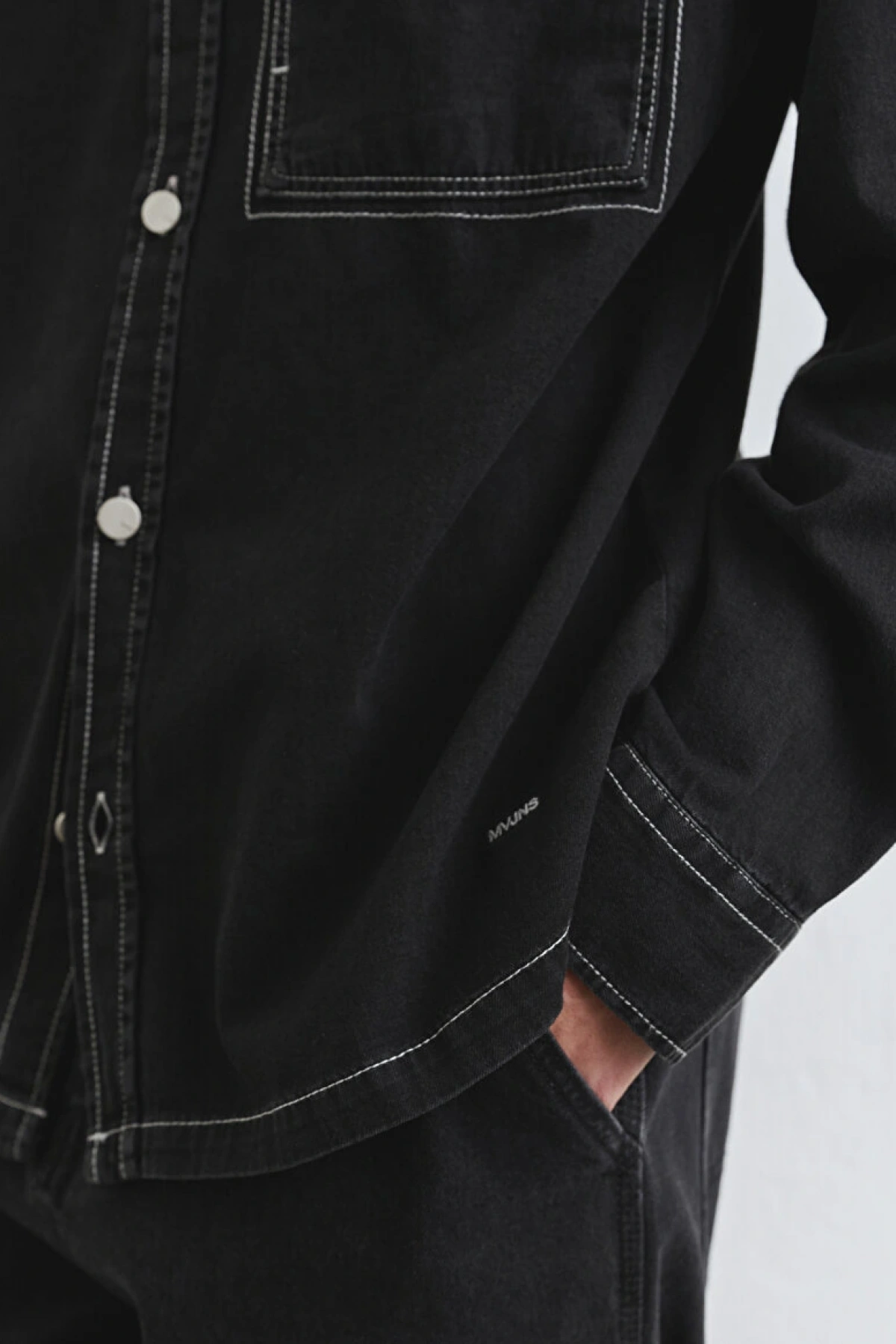 Dikiş Detaylı Siyah Gömlek