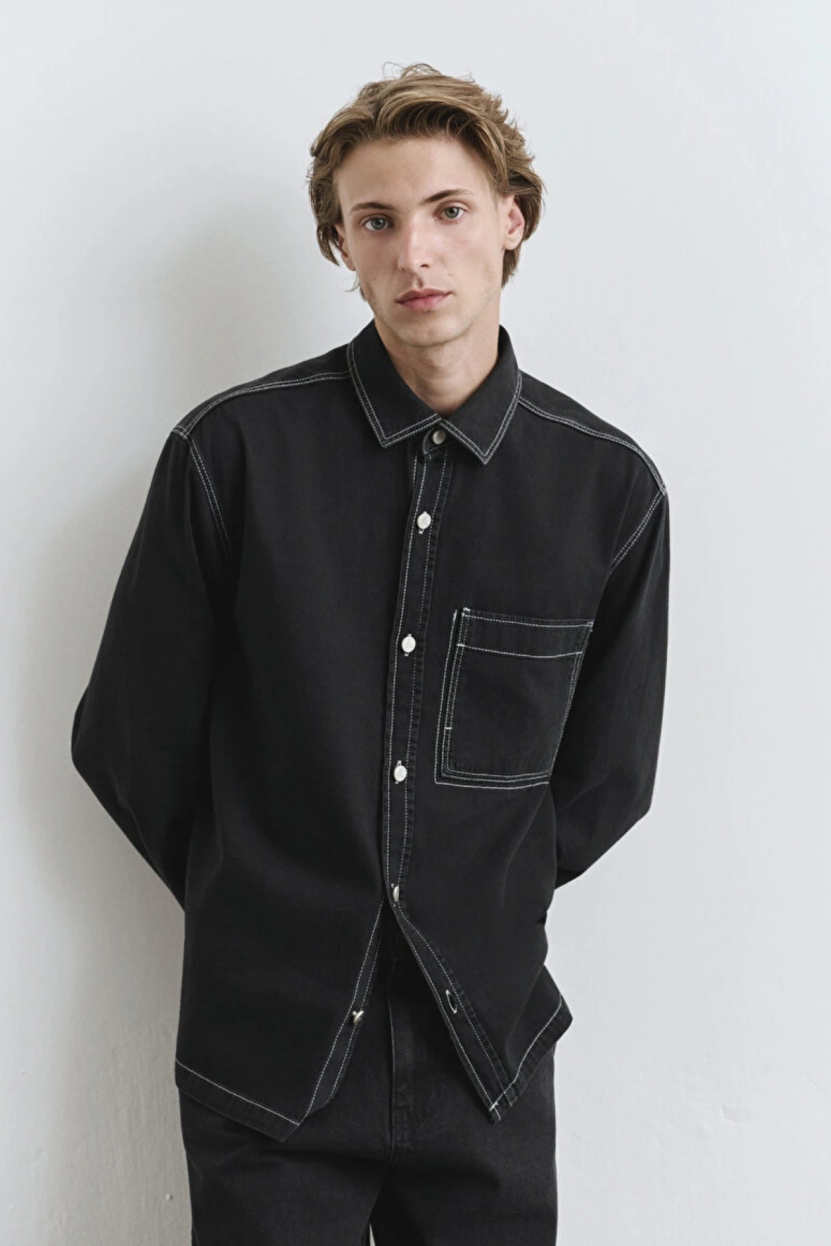 Dikiş Detaylı Siyah Gömlek