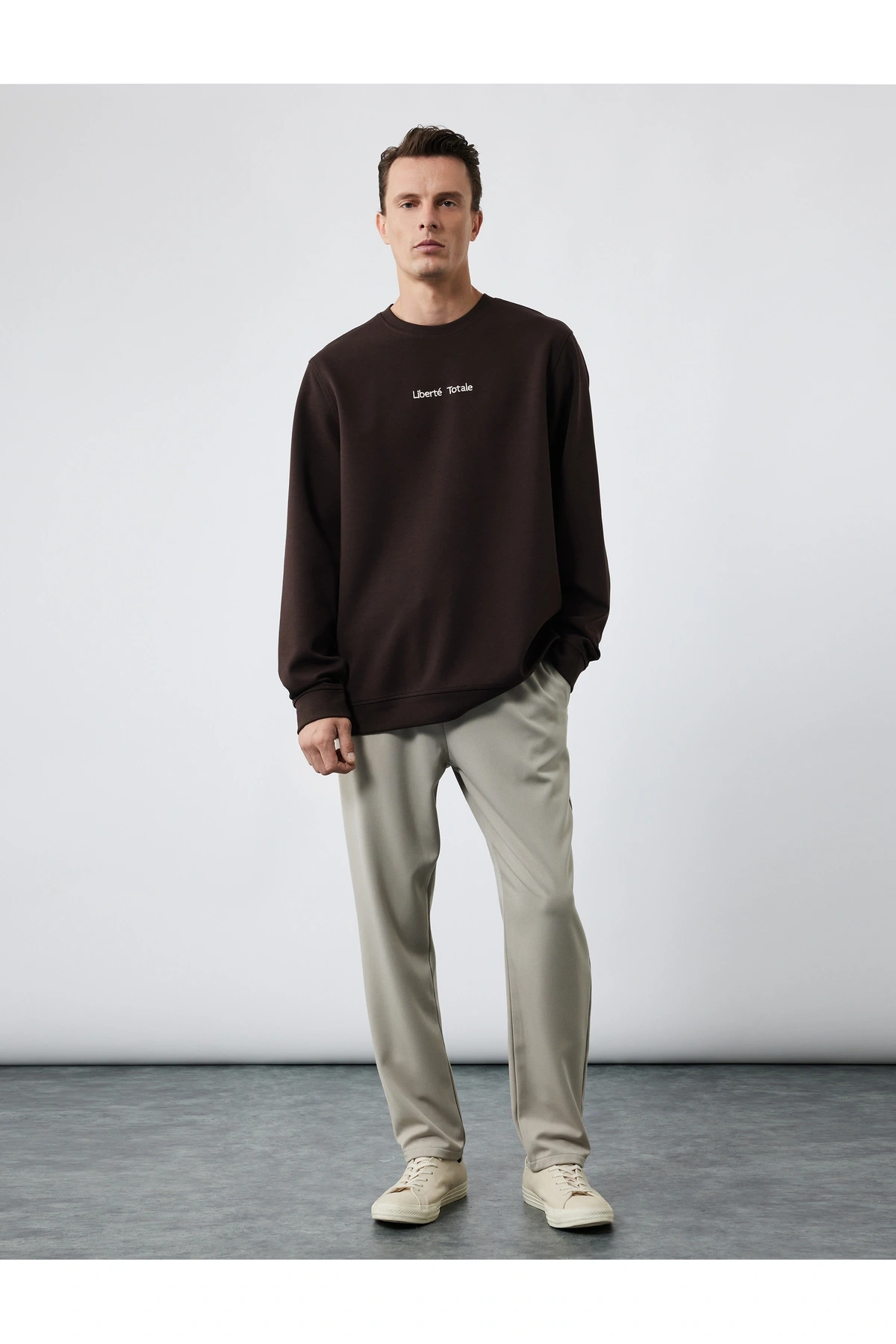 İşleme Detaylı Uzun Kollu Bisiklet Yaka Sweatshirt