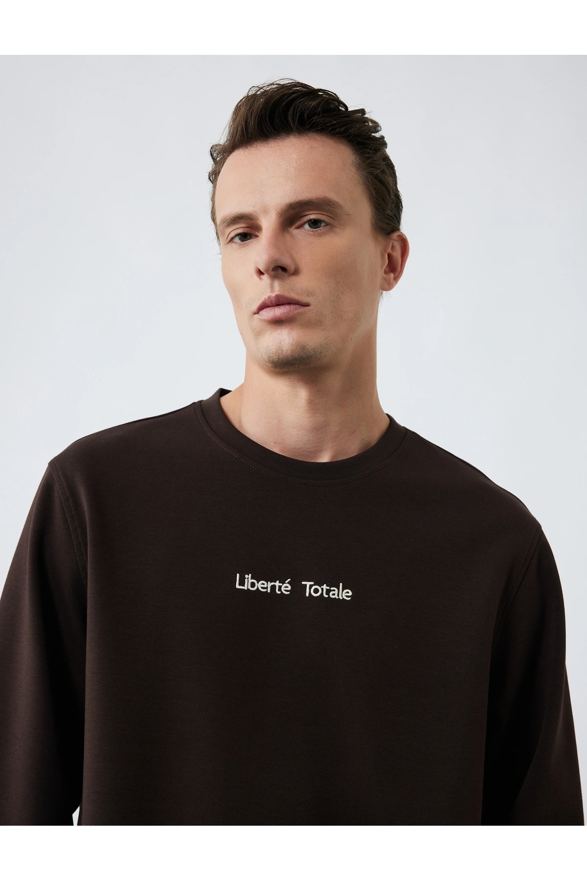 İşleme Detaylı Uzun Kollu Bisiklet Yaka Sweatshirt