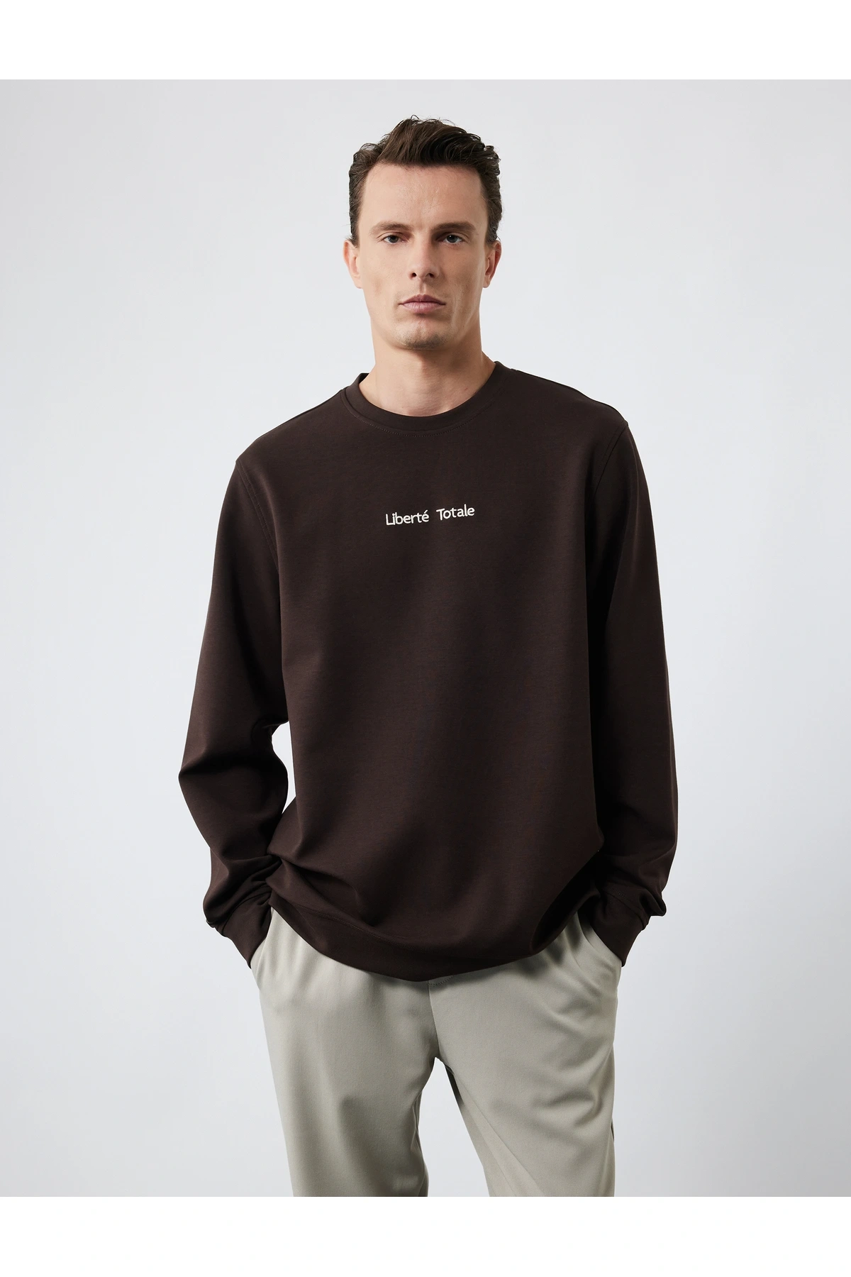 İşleme Detaylı Uzun Kollu Bisiklet Yaka Sweatshirt