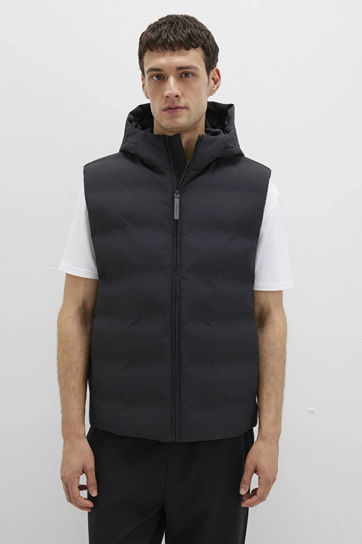 Kapüşonlu Siyah Şişme Yelek