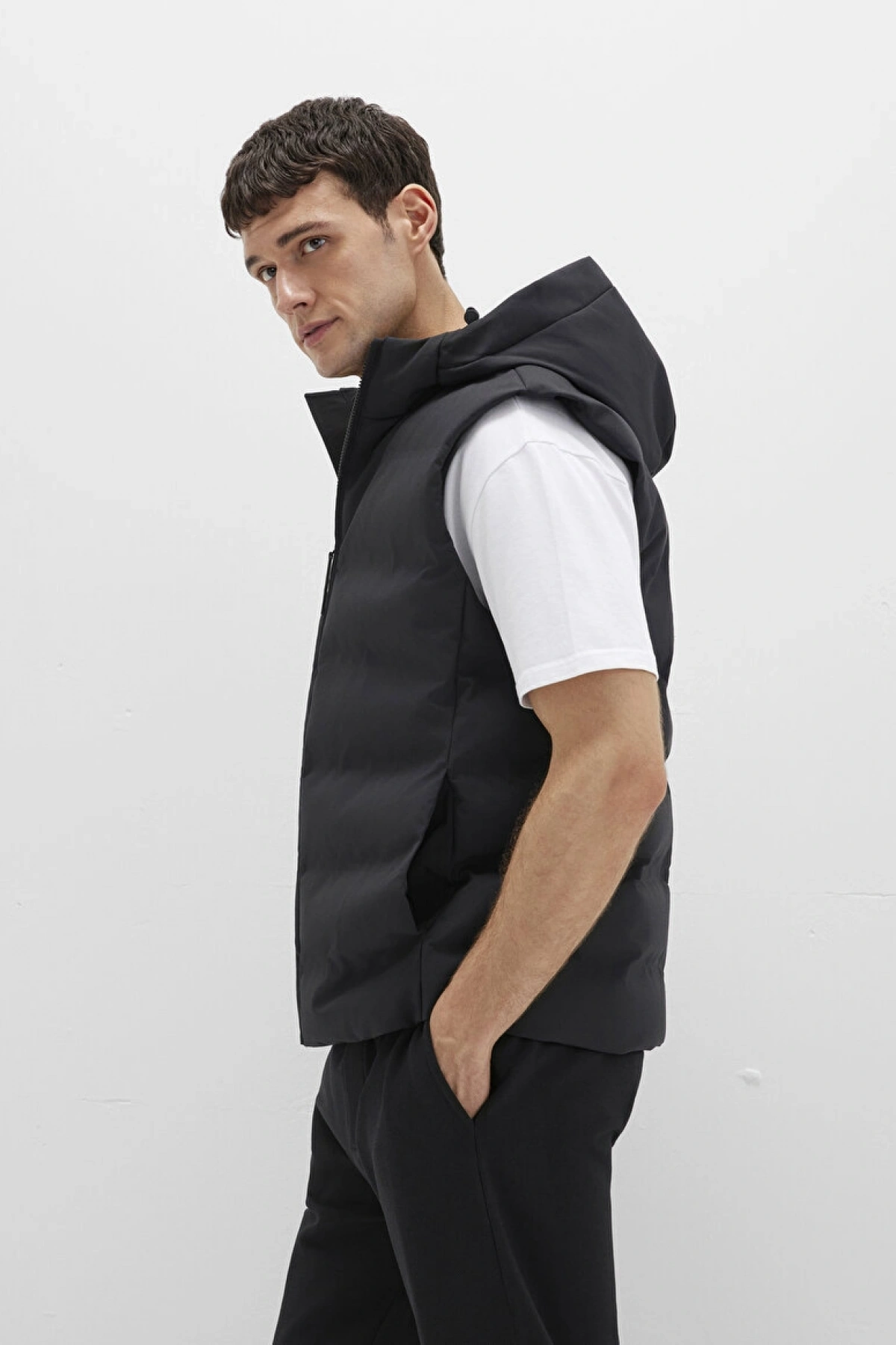 Kapüşonlu Siyah Şişme Yelek