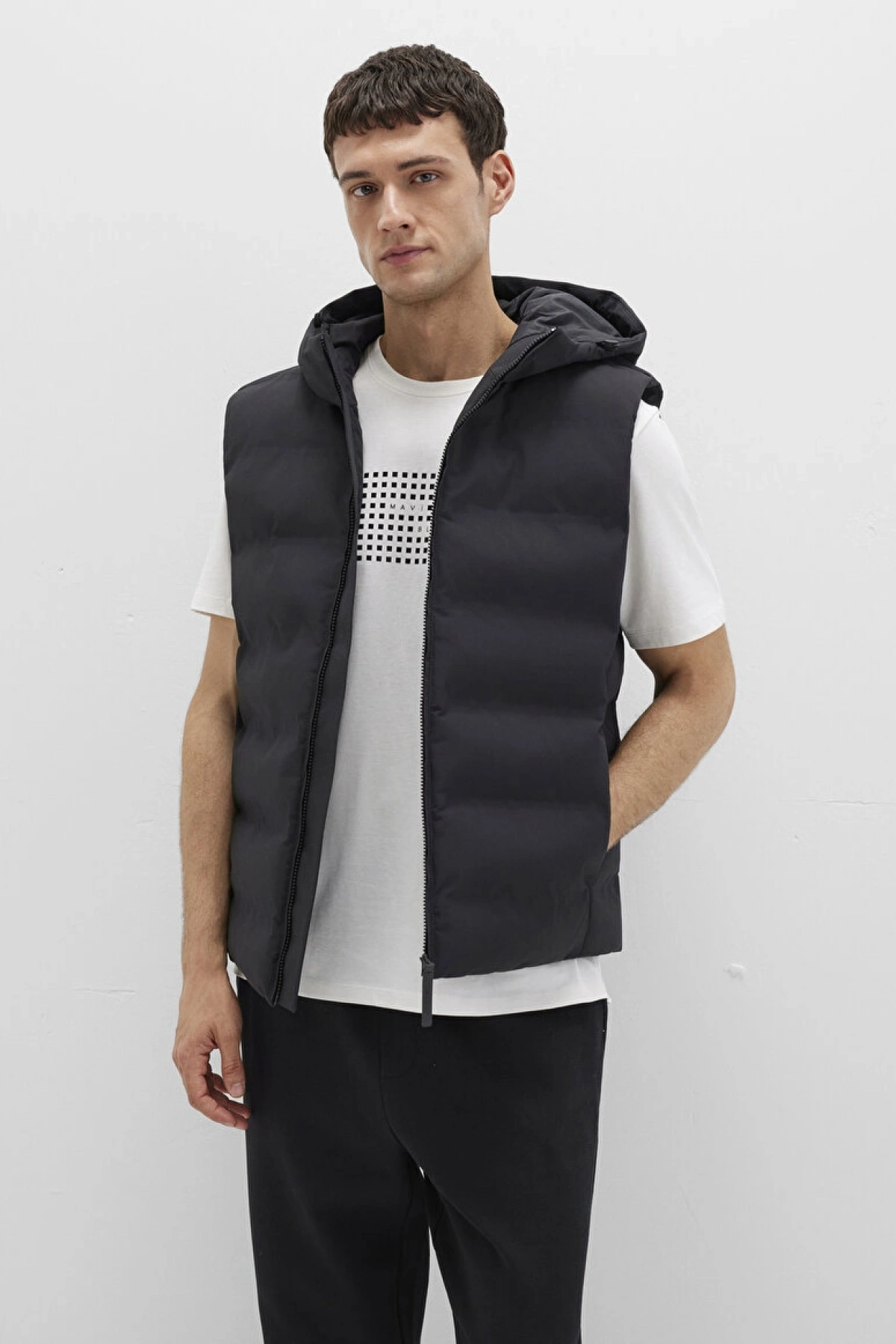 Kapüşonlu Siyah Şişme Yelek