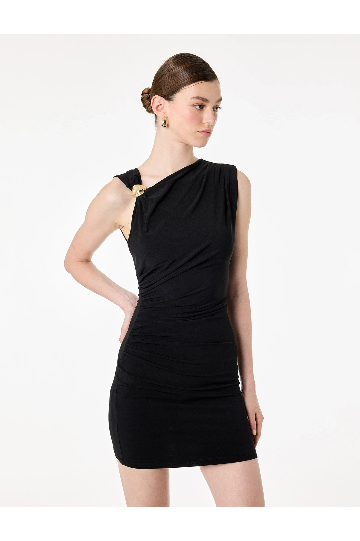 Koton Slim Fit Kolsuz Bisiklet Yaka Metal Aksesuarlı Mini Elbise