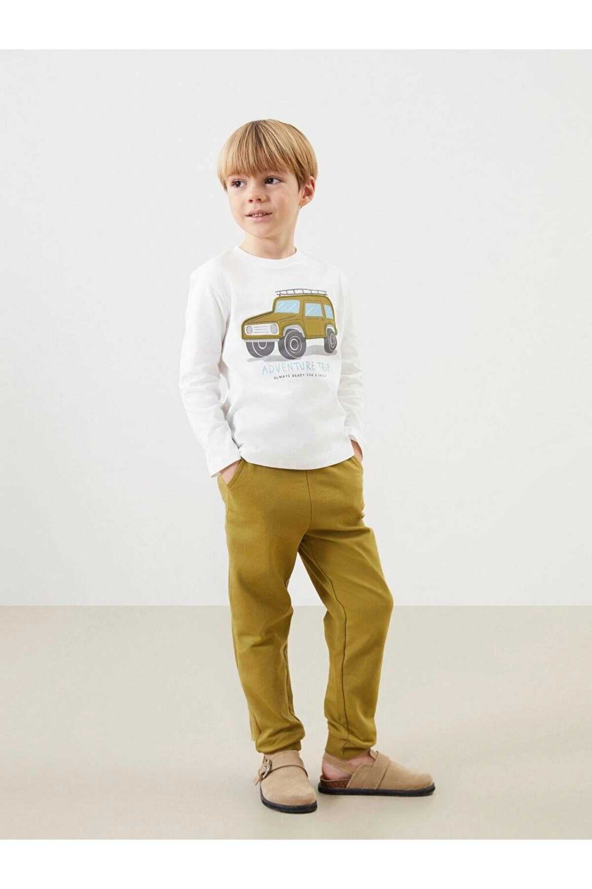 LCW Kids Bisiklet Yaka Erkek Çocuk Tişört ve Eşofman Alt 2li