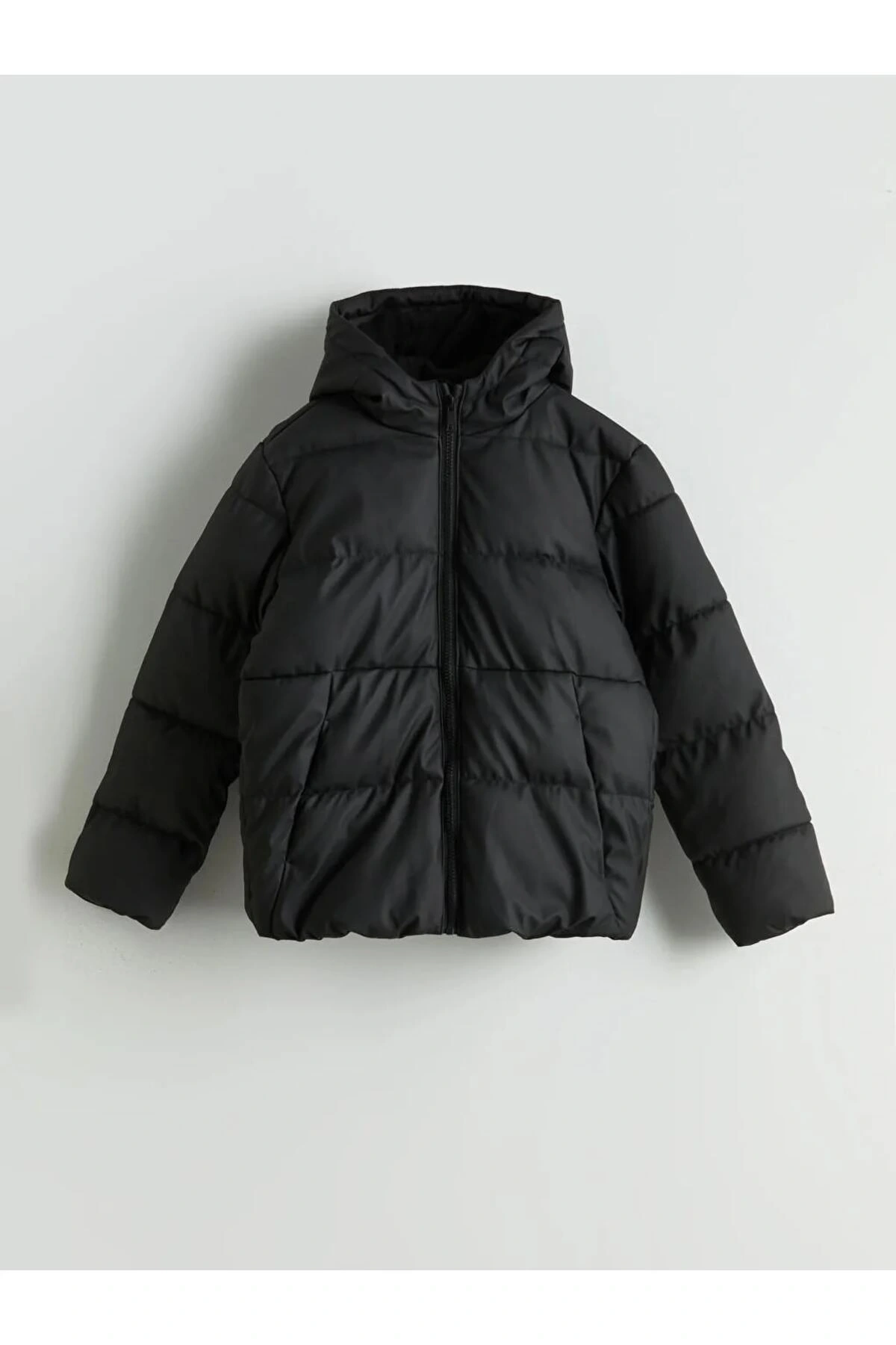 LCW KidsSiyah Kapüşonlu Erkek Çocuk Şişme Mont