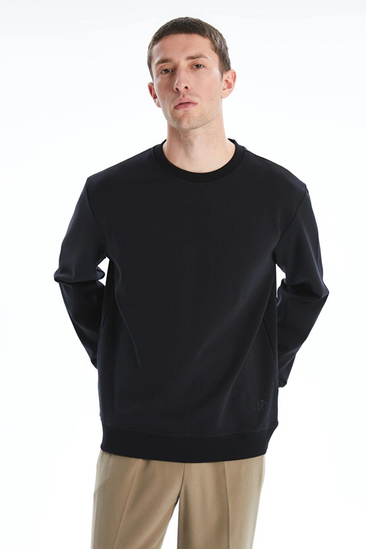 LCW Vision Siyah Bisiklet Yaka Nakışlı Erkek Sweatshirt