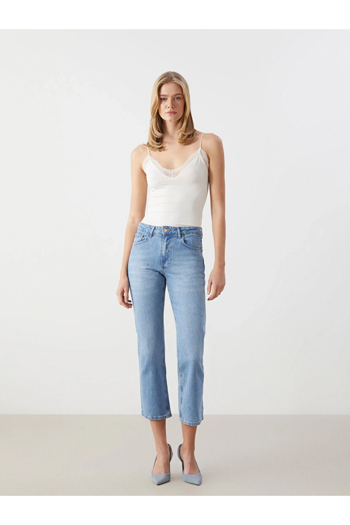 LCW Vision V Yaka Dantel Detaylı Crop Kadın Bluz