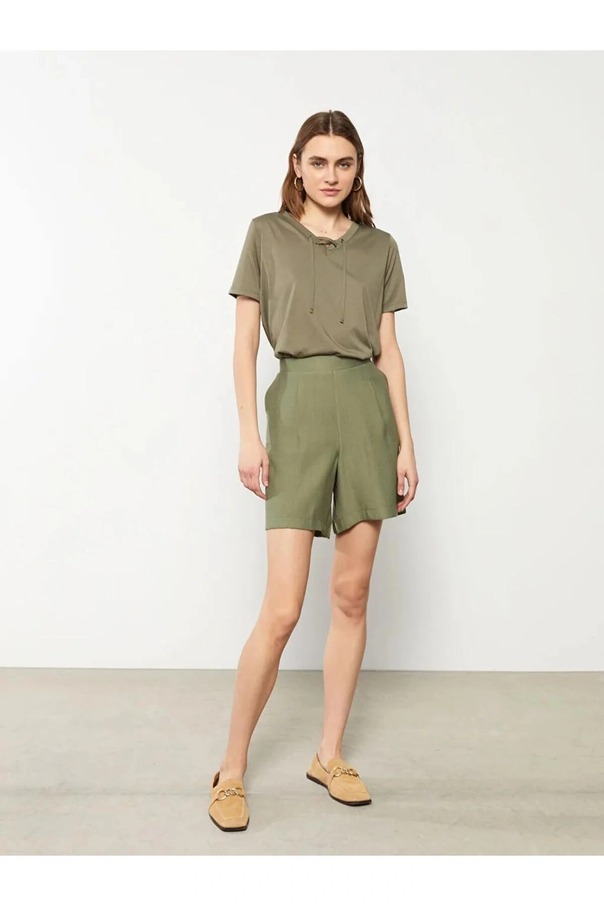 LCWAIKIKI Basic Haki Beli Lastikli Düz Cep Detaylı Kadın Şort