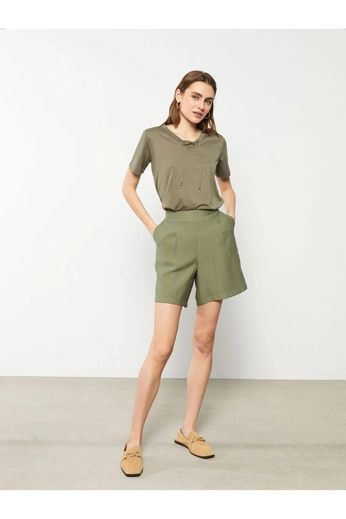 LCWAIKIKI Basic Haki Beli Lastikli Düz Cep Detaylı Kadın Şort