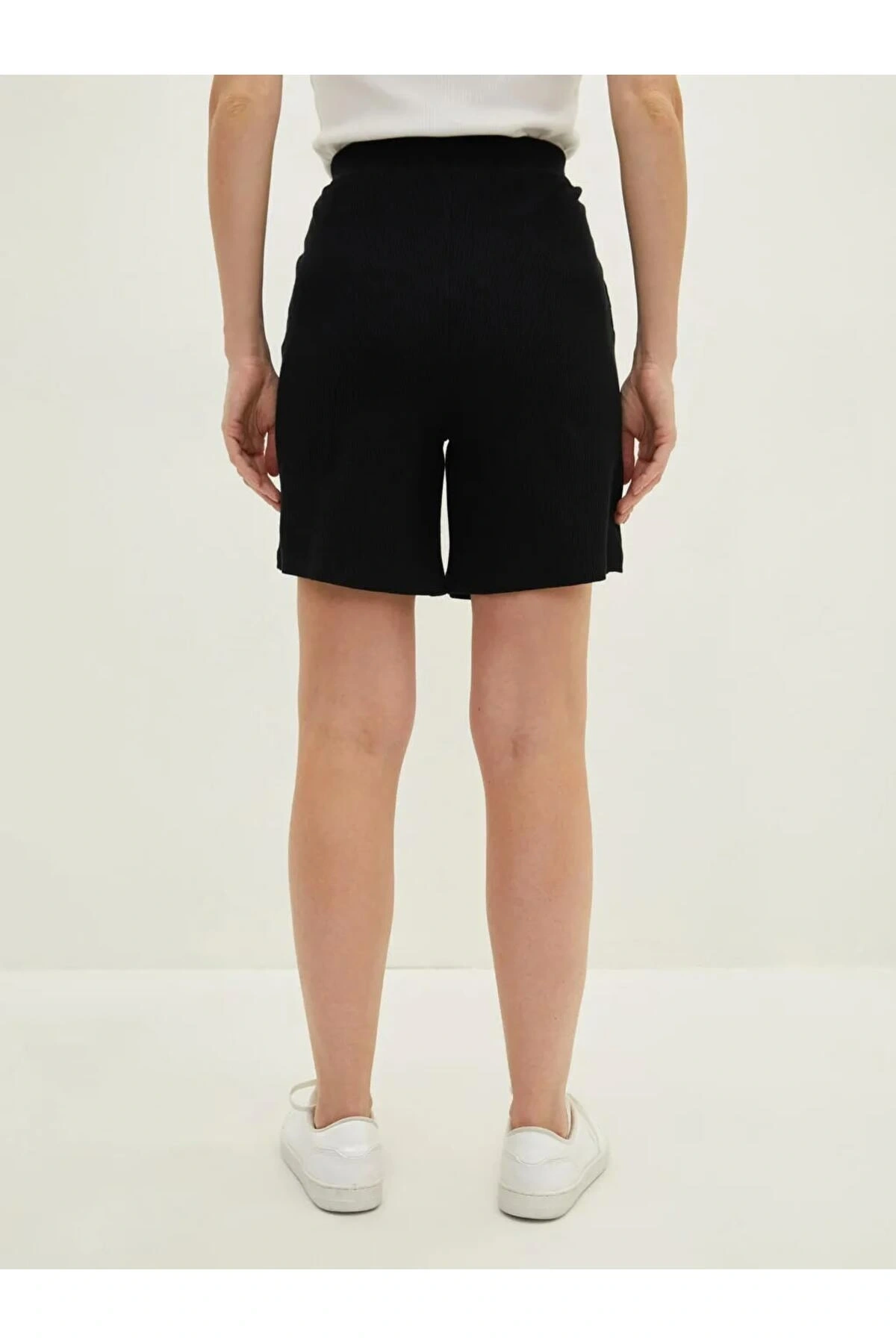 LCWAIKIKI Basic Siyah Beli Lastikli Düz Cep Detaylı Kadın Şort