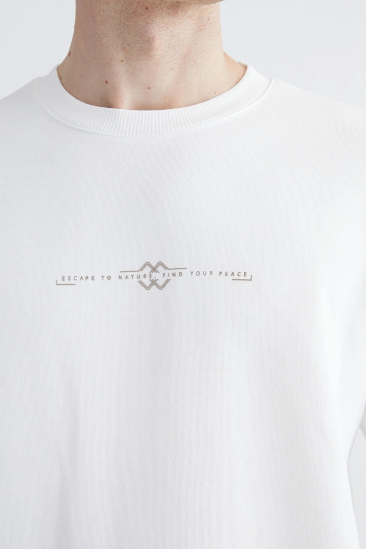 LCWAIKIKI Classic Beyaz Bisiklet Yaka Baskılı Erkek Kalın Sweatshirt