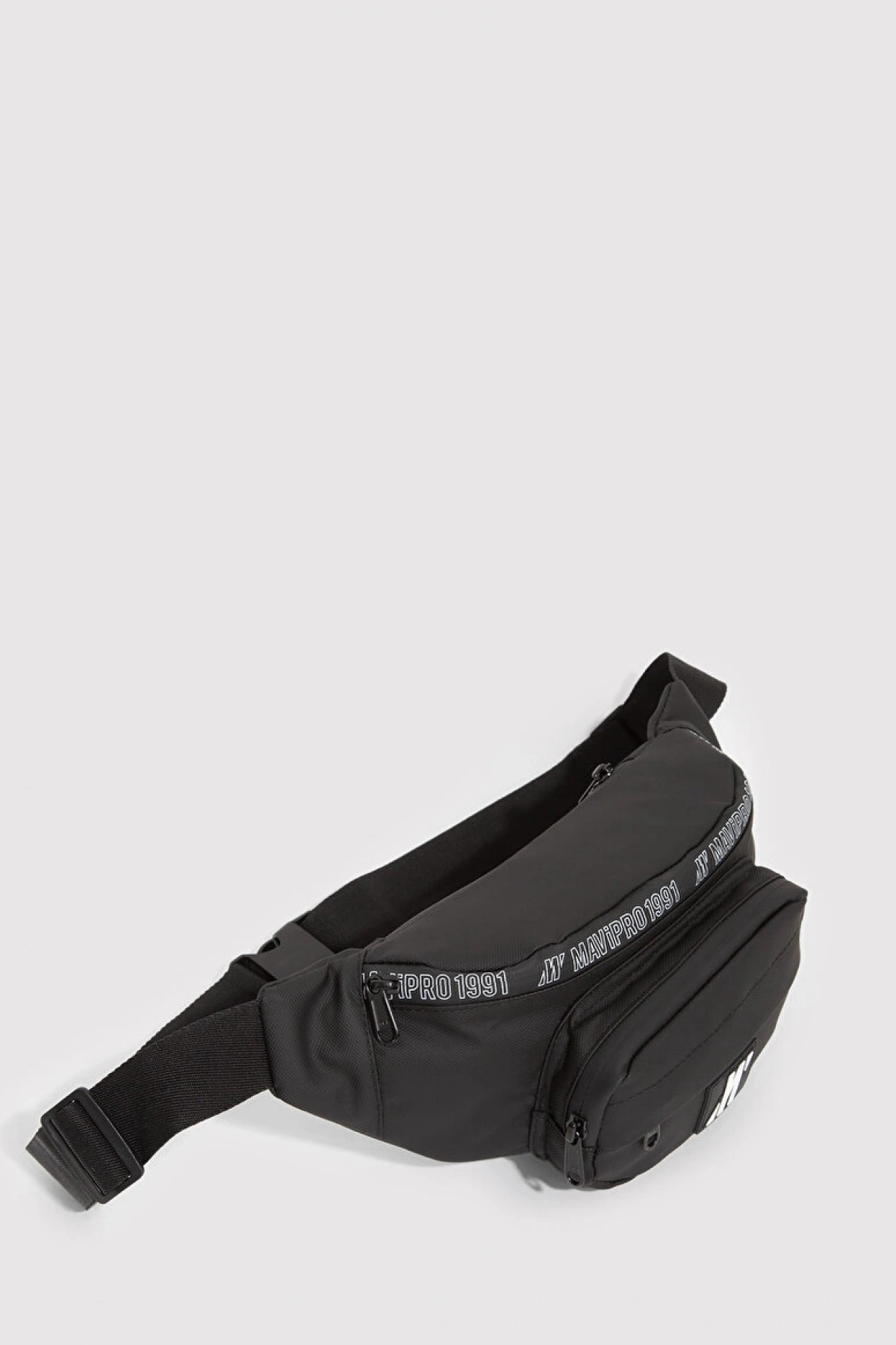 Mavi Pro Detaylı Siyah Bel Çantası