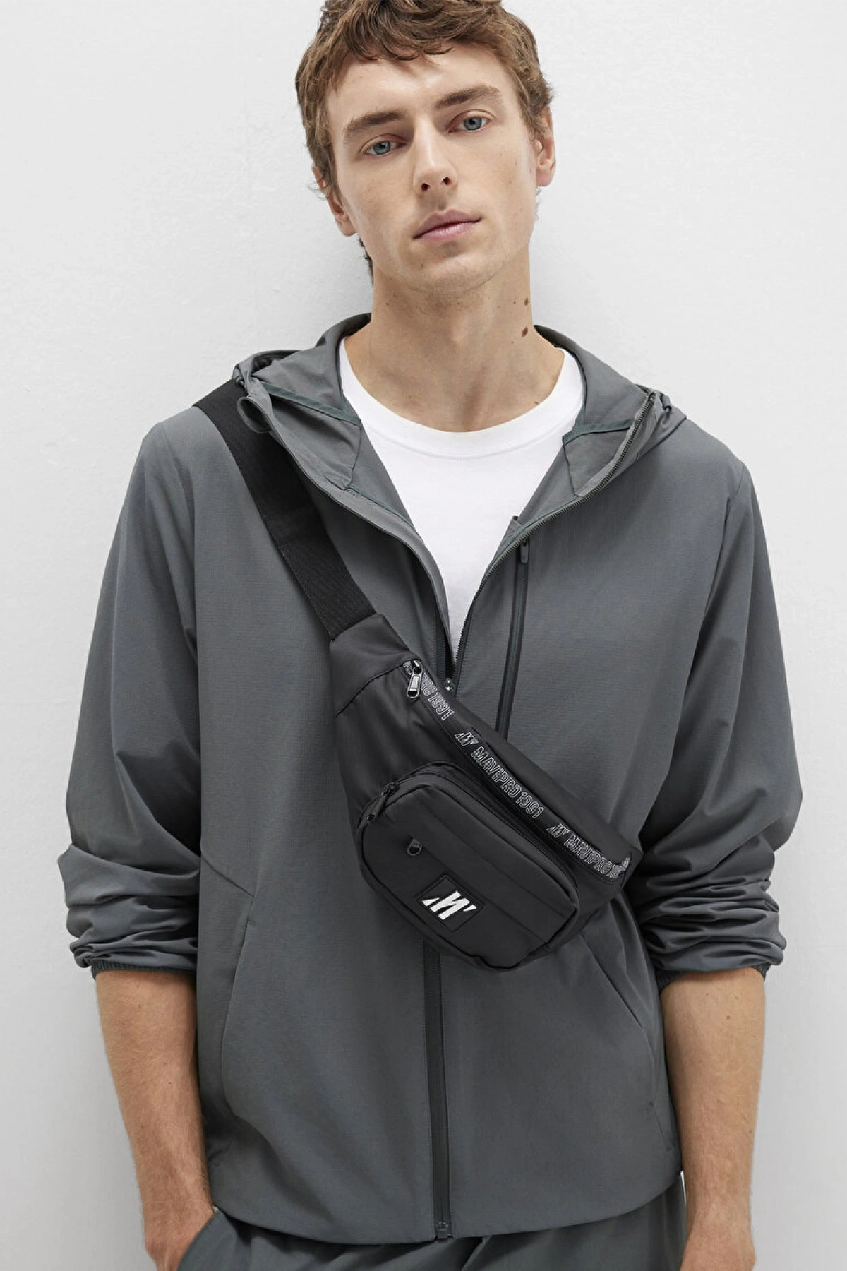 Mavi Pro Detaylı Siyah Bel Çantası