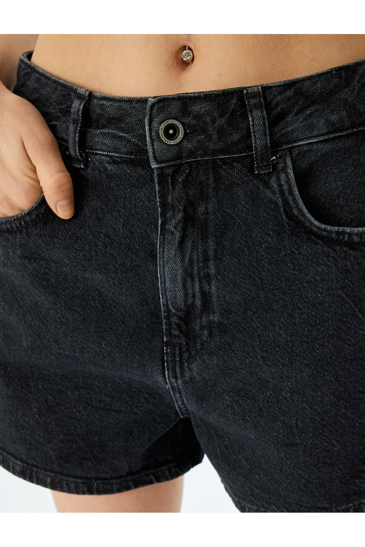 Mini Düğmeli Cepli Rahat Kesim Denim Şort