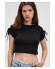 Mavi Omuz Detaylı Crop Siyah Tişört Slim Fit / Dar Kesim
