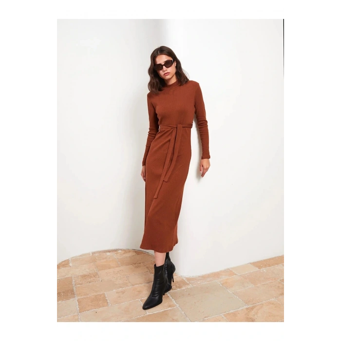 Modest Dik Yaka Düz Uzun Kollu Kadın Elbise