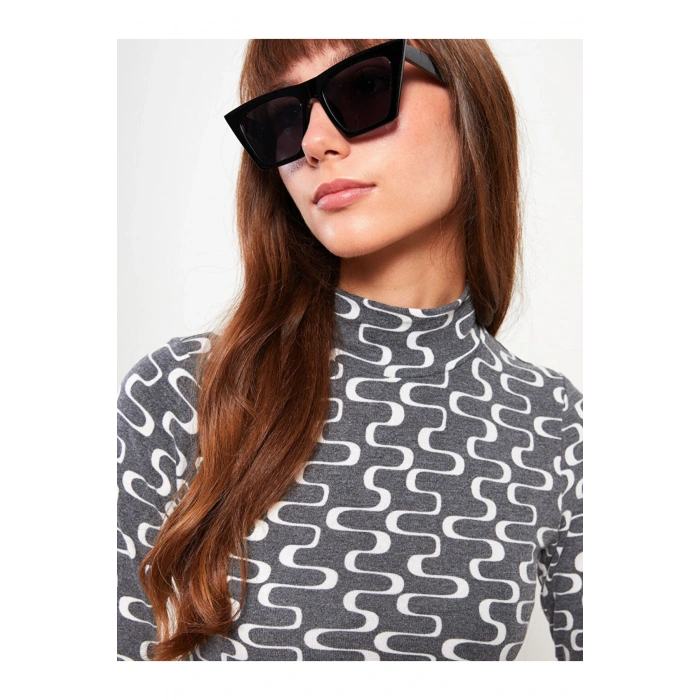 Dik Yaka Desenli Uzun Kollu Kadın Tişört