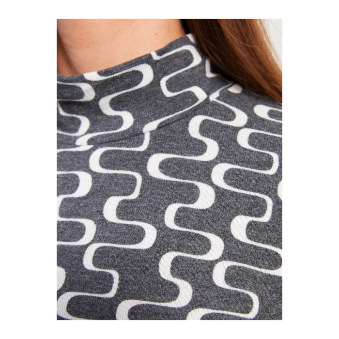 Dik Yaka Desenli Uzun Kollu Kadın Tişört