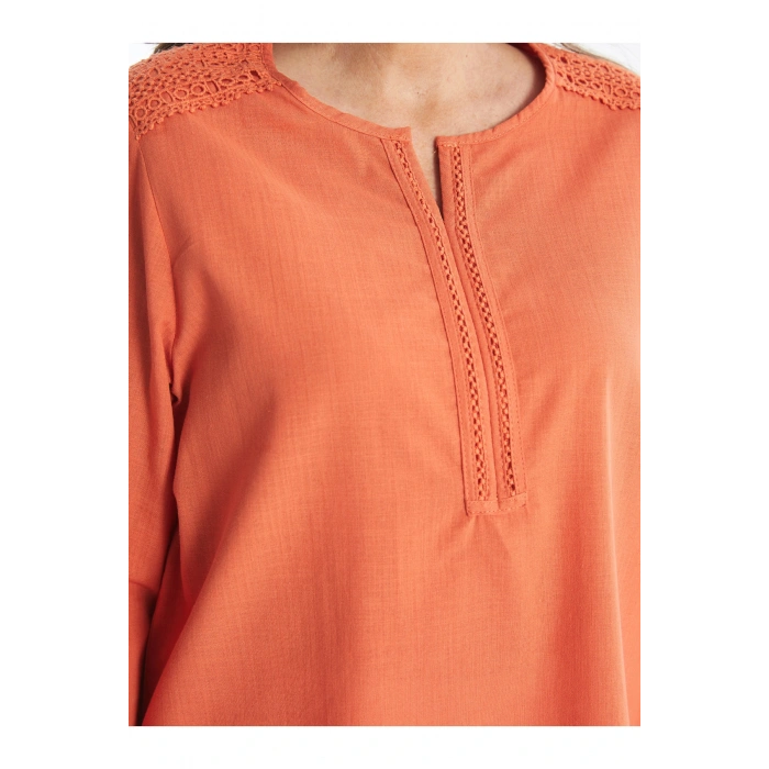 Kaçık Yaka Nakışlı Uzun Kollu Kadın Bluz