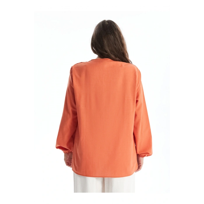 Kaçık Yaka Nakışlı Uzun Kollu Kadın Bluz