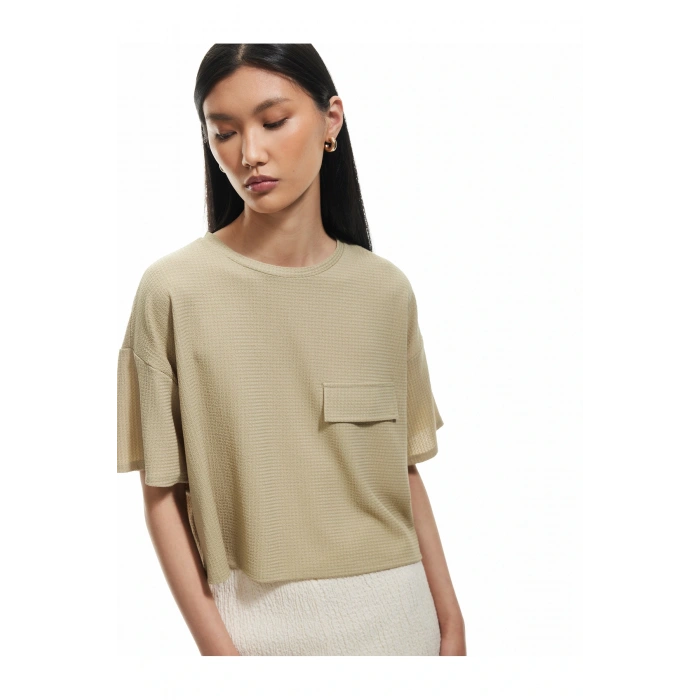 Aplike Detaylı Dokulu Bisiklet Yaka Kısa Kollu Tişört