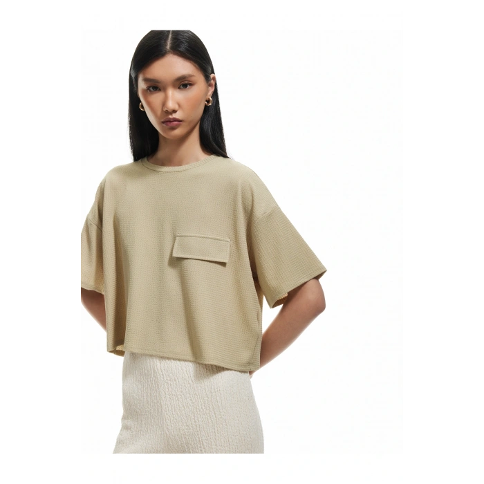 Aplike Detaylı Dokulu Bisiklet Yaka Kısa Kollu Tişört