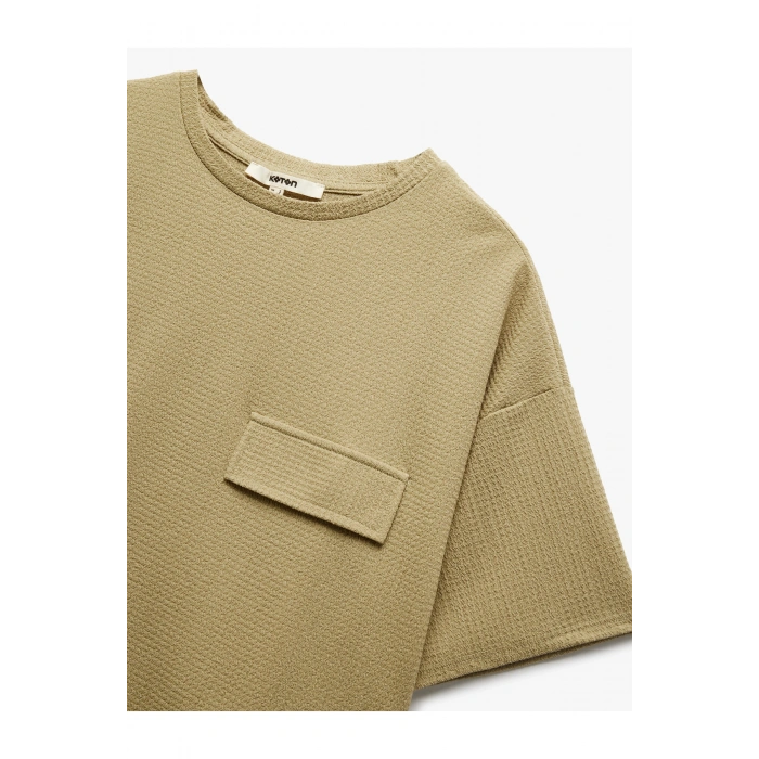 Aplike Detaylı Dokulu Bisiklet Yaka Kısa Kollu Tişört