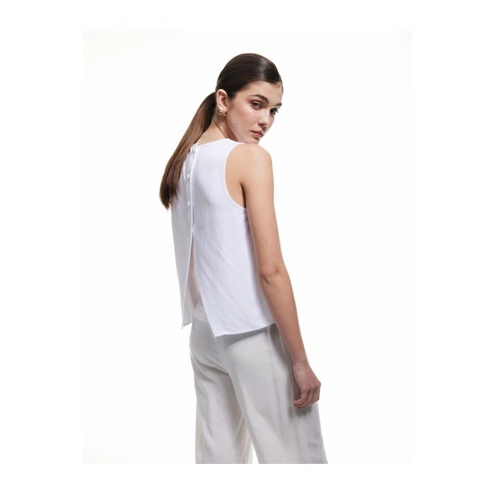 Arkası Düğmeli Asimetrik Kesim Kırık Beyaz Kadın Bluz 5SAK60258UW