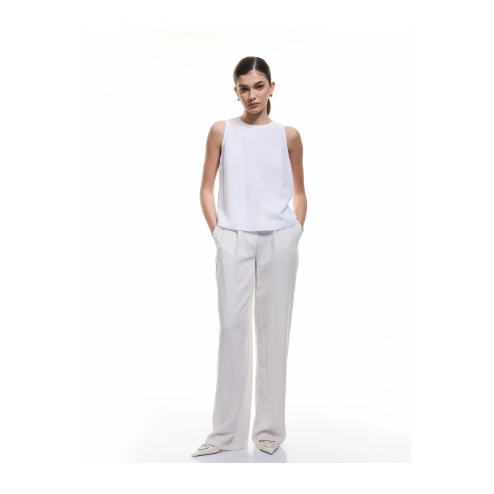 Arkası Düğmeli Asimetrik Kesim Kırık Beyaz Kadın Bluz 5SAK60258UW