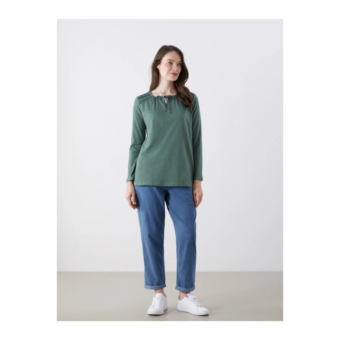 Bağlamalı Yaka Nakışlı Bluz