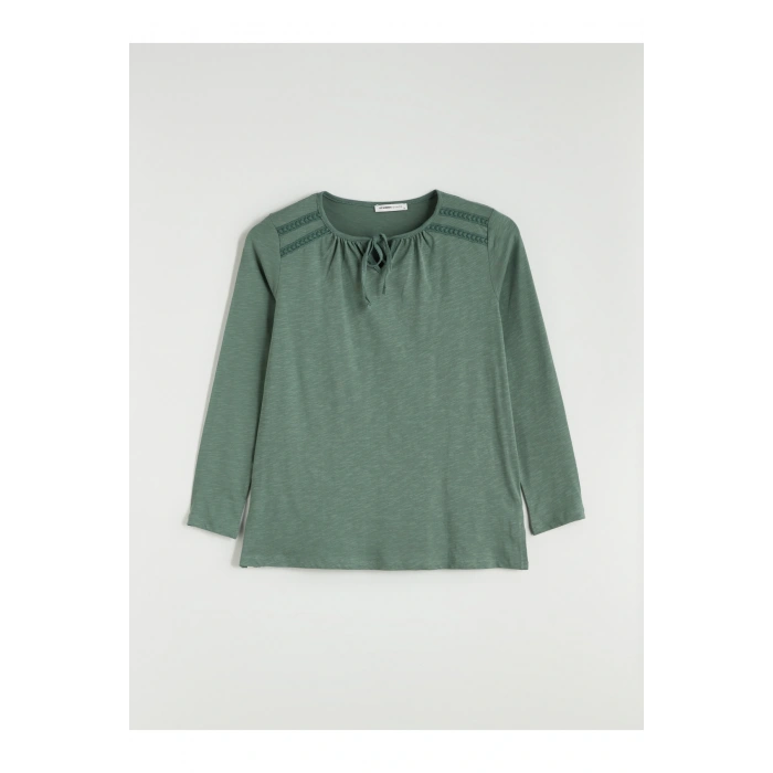 Bağlamalı Yaka Nakışlı Bluz