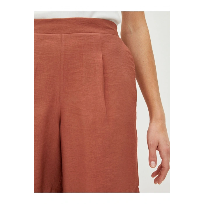 Beli Lastikli Düz Cep Detaylı Kadın Şort