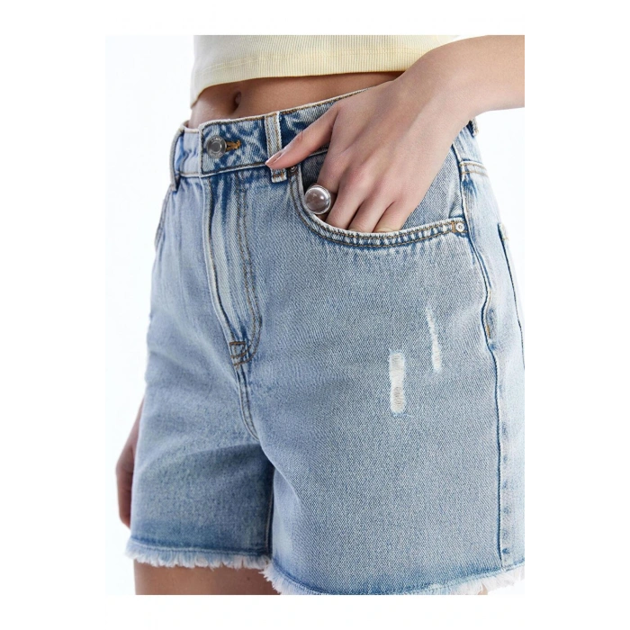 Dar Kesim Yırtık Detaylı Kot Şort