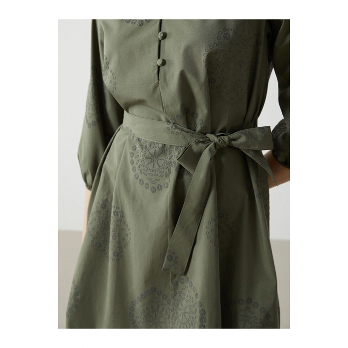 Kaçık Yaka Nakışlı Kadın Elbise