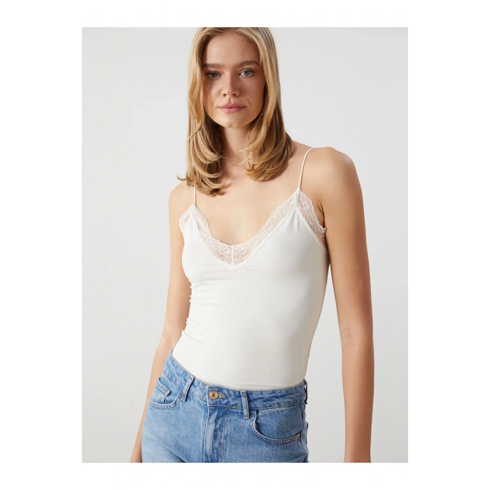 LCW Vision V Yaka Dantel Detaylı Crop Kadın Bluz