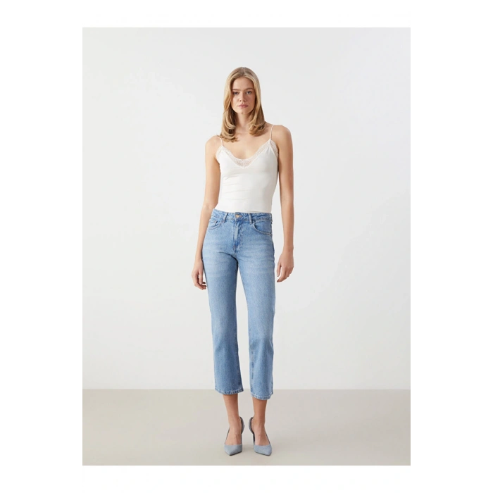 LCW Vision V Yaka Dantel Detaylı Crop Kadın Bluz