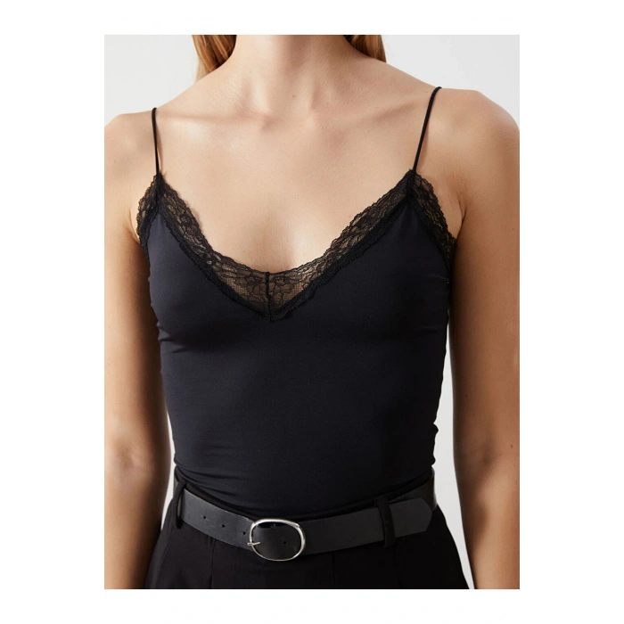 LCW Vision V Yaka Dantel Detaylı Crop Kadın Bluz