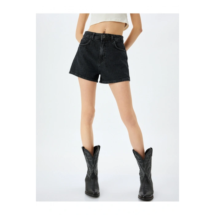 Mini Düğmeli Cepli Rahat Kesim Denim Şort