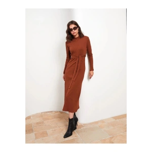 Modest Dik Yaka Düz Uzun Kollu Kadın Elbise