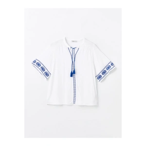 Bağlamalı Yaka Nakışlı Kadın Bluz